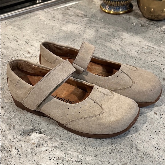 footprints Shoes - Footprints by Birkenstock Beige Suede Mary Jane Cream Flats & Loafers Size EU37